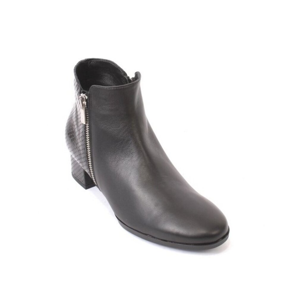 Fucsia addie Black Leather Zip-Up Ankle Boots